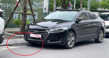 Tranh cãi việc đỗ xe chưa đè lên miệng cống thoát nước vẫn bị CSGT xử phạt