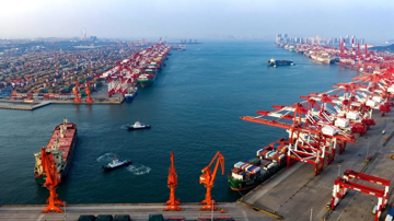 Xuất khẩu của Trung Quốc bùng nổ, nhập khẩu phục hồi lần đầu tiên trong năm nay