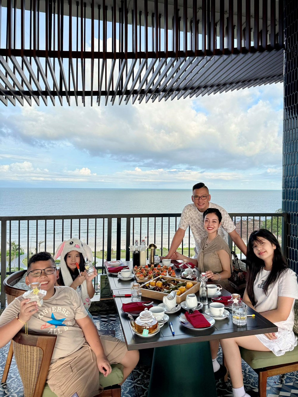 Hoa hậu là cháu dâu Chủ tịch Tập đoàn nghìn tỷ, 40 tuổi sinh 4 con vẫn đẹp mướt mắt, được chồng doanh nhân yêu chiều - ảnh 4