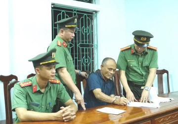 Khám xét nơi ở, bắt Phạm Viết Công