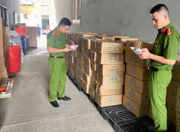 Khám xét, tịch thu gần 16.000 chai cồn giả trong đường dây do nguyên Phó Chủ tịch UBND thị trấn trực tiếp điều hành