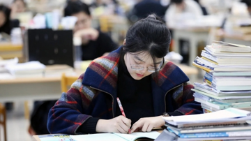 Quốc gia láng giềng của Việt Nam ra yêu cầu chuẩn mới trong tuyển dụng, trình độ Cử nhân vẫn chật vật tìm việc làm