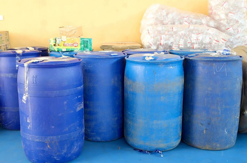 Khám xét, tịch thu gần 16.000 chai cồn giả trong đường dây do nguyên Phó Chủ tịch UBND thị trấn trực tiếp điều hành - ảnh 3