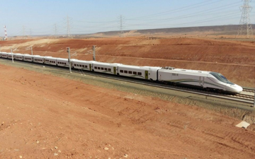 Kỳ tích đường sắt cao tốc huyết mạch xuyên sa mạc: Dài 450km, vận tốc 300km/h, vốn đầu tư gần 440.000 tỷ đồng