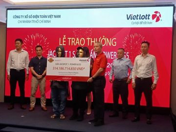 Những người dân bỗng thành tỷ phú nhờ giải độc đắc kỷ lục của Vietlott