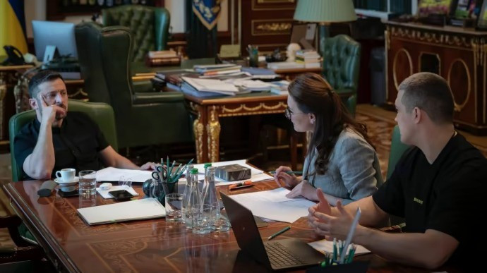 Tổng thống Ukraine họp với hai phó thủ tướng - bà Yulia Svyrydenko và ông Mykhailo Fedorov. (Ảnh: Pravda) 2404cbe-photo-2025-07-15-13-24-4.jpg