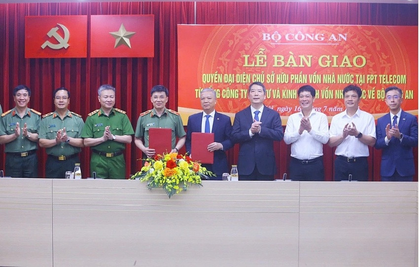 Bộ Công an chính thức tiếp quản hơn 50% vốn <a style='text-decoration: none;' href='/FPT'>FPT</a> Telecom (<a style='text-decoration: none;' href='/FOX'>FOX</a>)