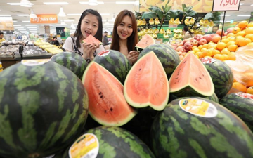 ‘Bão giá’ dưa hấu ở siêu cường châu Á: Hơn 560.000 đồng/quả, đắt gấp 10 lần tại Việt Nam, chất lượng sụt giảm nhưng dân vẫn tranh nhau mua