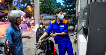 Giá xăng dầu đồng loạt giảm, RON 95 rời mốc 20.000 đồng/lít