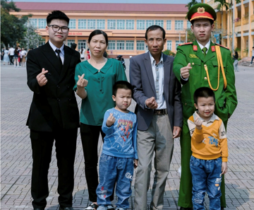 Thủ khoa toàn quốc đạt 39/40 điểm: Bố phụ hồ, mẹ không biết chữ, thần tượng tỷ phú Phạm Nhật Vượng