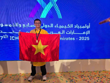‘Thần đồng’ Hóa học Việt Nam vừa giành Huy chương Vàng Olympic quốc tế: 2 năm liền đạt giải Nhất HSG quốc gia, IELTS 8.0, SAT hơn 1.500 điểm