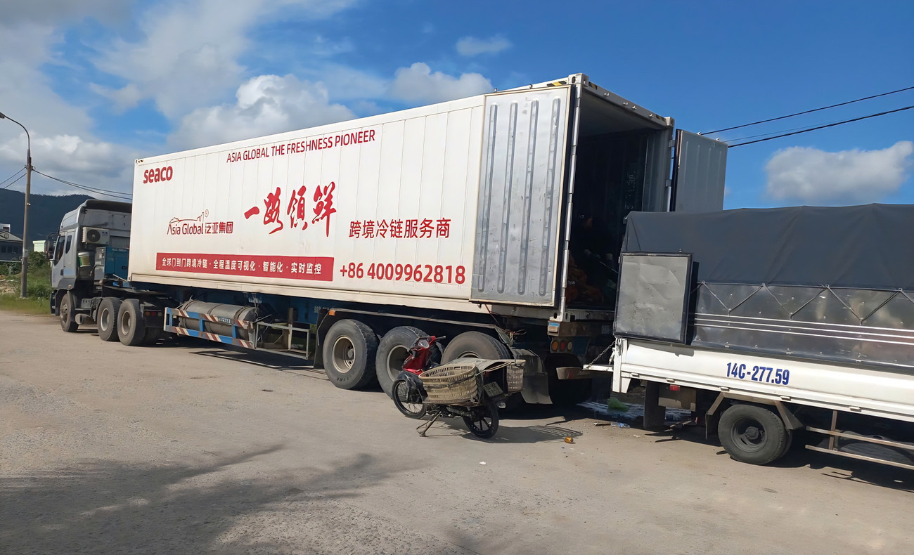 Container chở hàu từ Trung Quốc trả hàng cho các đầu mối tại Quảng Ninh. 1000022437.jpg