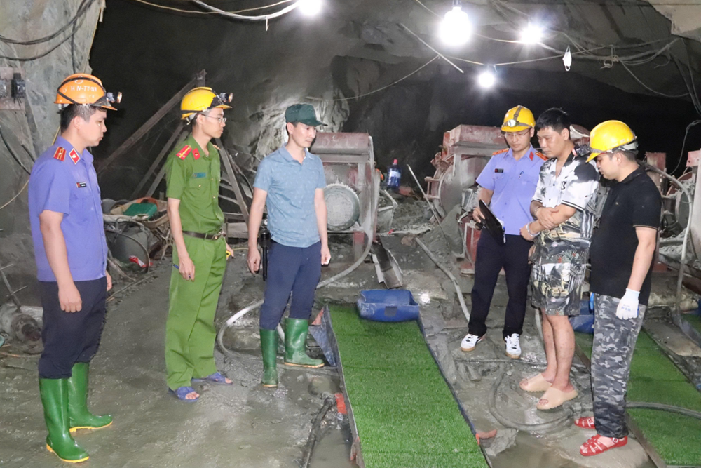 Bắt gần 60 người khai thác vàng trái phép, thu giữ số vàng gần 4 tỷ, hơn 1.400 kíp nổ điện, 31kg thuốc nổ - ảnh 4