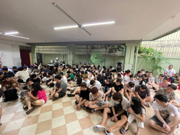 Bắt giữ gần 2.300 người đa quốc gia trong chưa đầy 1 tháng, thu giữ hàng loạt ‘đồng phục cảnh sát', máy tính, điện thoại di động
