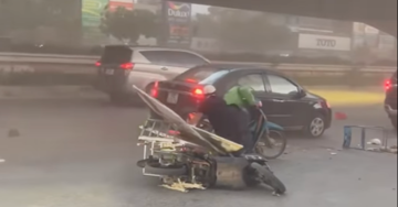 Mưa giông bất ngờ bao trùm Hà Nội, nhiều người đi xe máy bị hất ngã