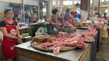 Người bán lo, người ăn sợ: Thịt lợn 'thất sủng' vì liên cầu khuẩn rình rập
