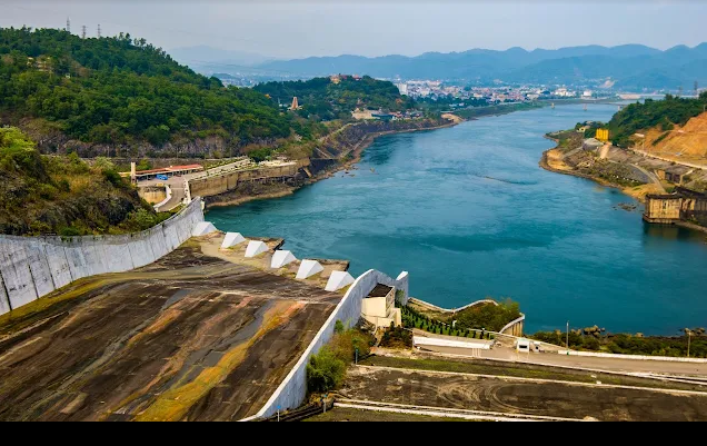 Nhà máy thủy điện từng lớn nhất Đông Nam Á: 40.000 công nhân Việt Nam - Liên Xô phối hợp xây dựng, nay sở hữu hầm dẫn nước lớn nhất đất nước- Ảnh 2. Nhà máy thủy điện từng lớn nhất Đông Nam Á: 40.000 công nhân Việt Nam - Liên Xô phối hợp xây dựng, nay sở hữu hầm dẫn nước lớn nhất đất nước- Ảnh 2.