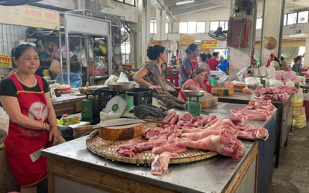 Người bán lo, người ăn sợ: Thịt lợn 'thất sủng' vì liên cầu khuẩn rình rập