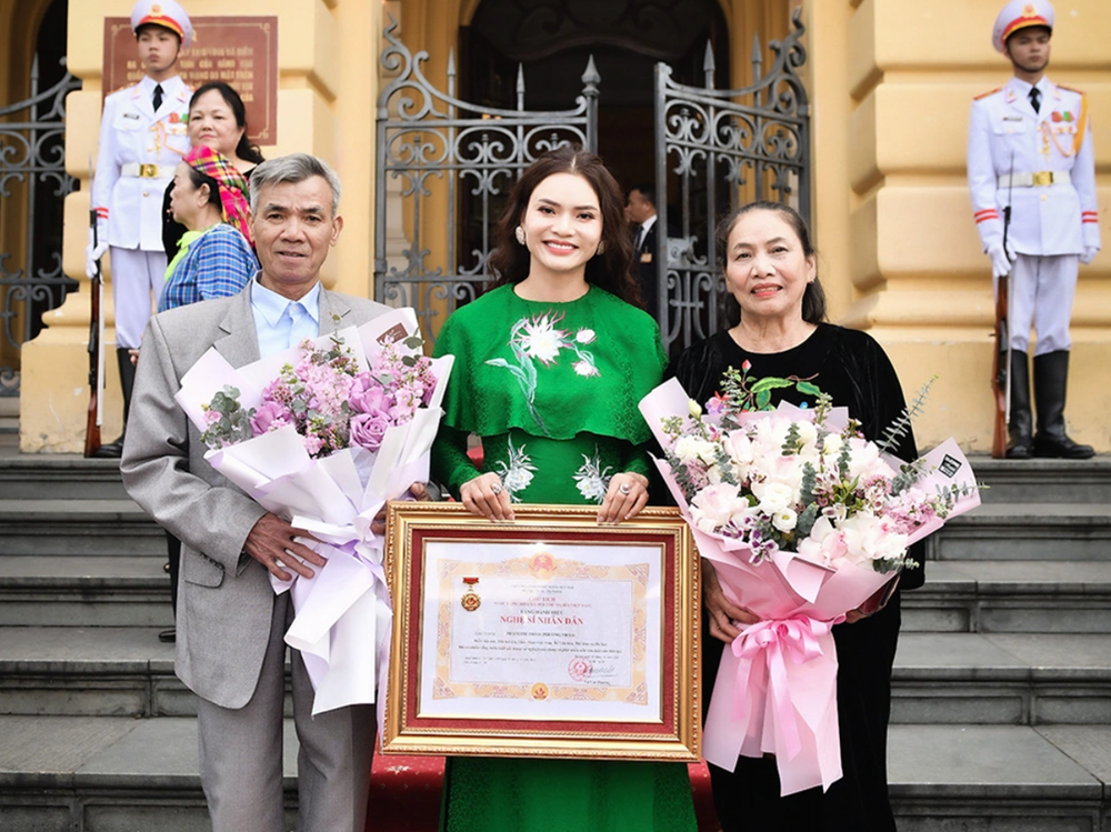 Nữ NSND trẻ nhất Việt Nam sống trong biệt phủ ngoại ô hơn 8.000m2, U50 cưới chồng doanh nhân - ảnh 2