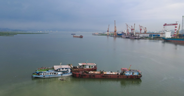 Cận cảnh tàu Vịnh Xanh 58 sau khi được trục vớt và kéo về bờ