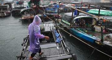 Quảng Ninh mưa gió mịt mù, cảnh sát gọi loa thuyết phục ngư dân rời thuyền