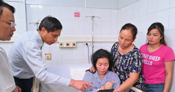 Vụ lật tàu ở Hạ Long: Lời kể của người vợ đang tìm chồng và 2 con mất tích