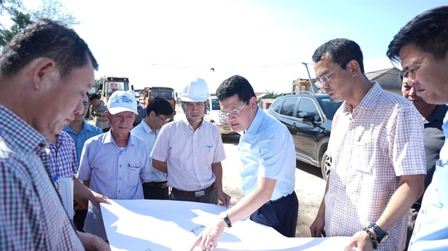 Cầu vượt cửa biển nghìn tỷ dài nhất miền Trung bất ngờ nhận chỉ đạo ‘nóng’ trước thềm thông xe- Ảnh 1. Cầu vượt cửa biển nghìn tỷ dài nhất miền Trung bất ngờ nhận chỉ đạo ‘nóng’ trước thềm thông xe- Ảnh 1.