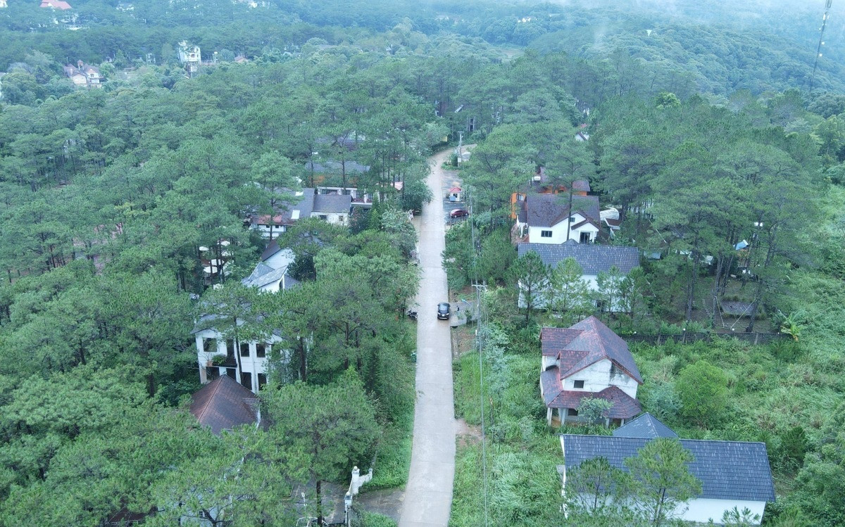 ‘Đà Lạt thứ 2’ tồn tại la liệt biệt thự bỏ hoang: Lãng phí, làm xấu hình ảnh du lịch địa phương- Ảnh 1. ‘Đà Lạt thứ 2’ tồn tại la liệt biệt thự bỏ hoang: Lãng phí, làm xấu hình ảnh du lịch địa phương- Ảnh 1.