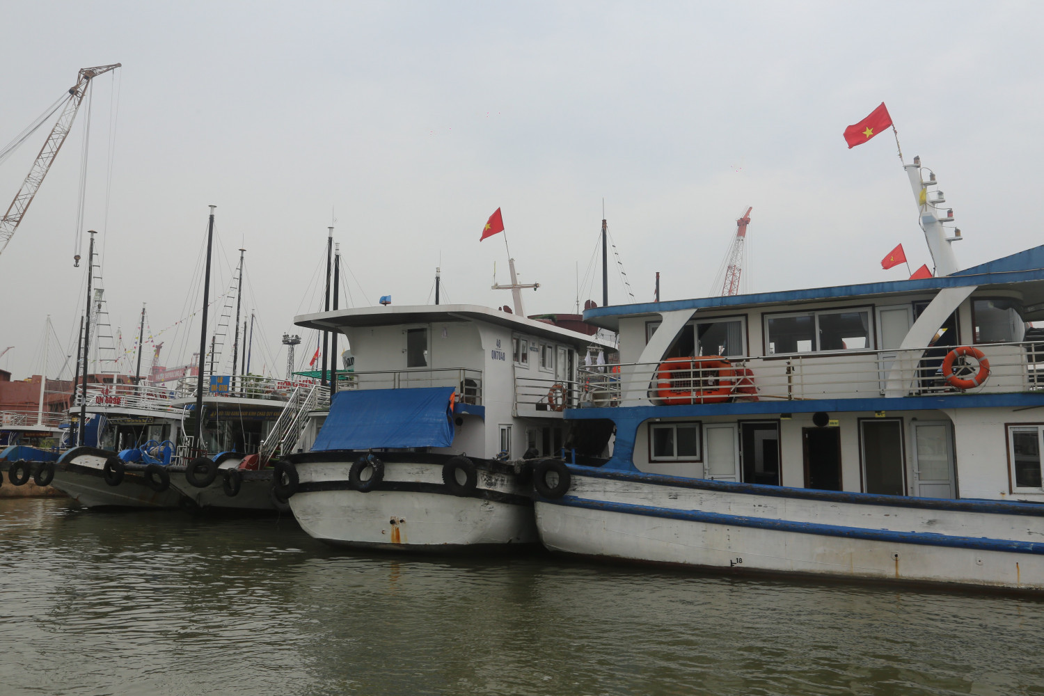Các phương tiện đã được đưa về nơi tránh trú trước khi cơn bão đổ bộ..jpg