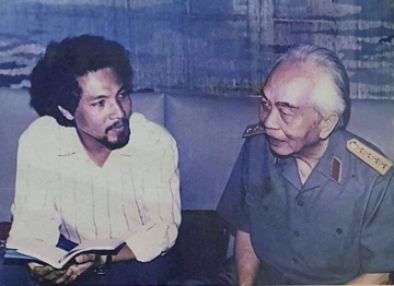 Nam NSND là giọng đọc vàng từng được trò chuyện với Đại tướng Võ Nguyên Giáp, có cha là nhà thơ nổi tiếng, chị NSƯT cùng 3 cháu gái đều là 'đại mỹ nhân'
