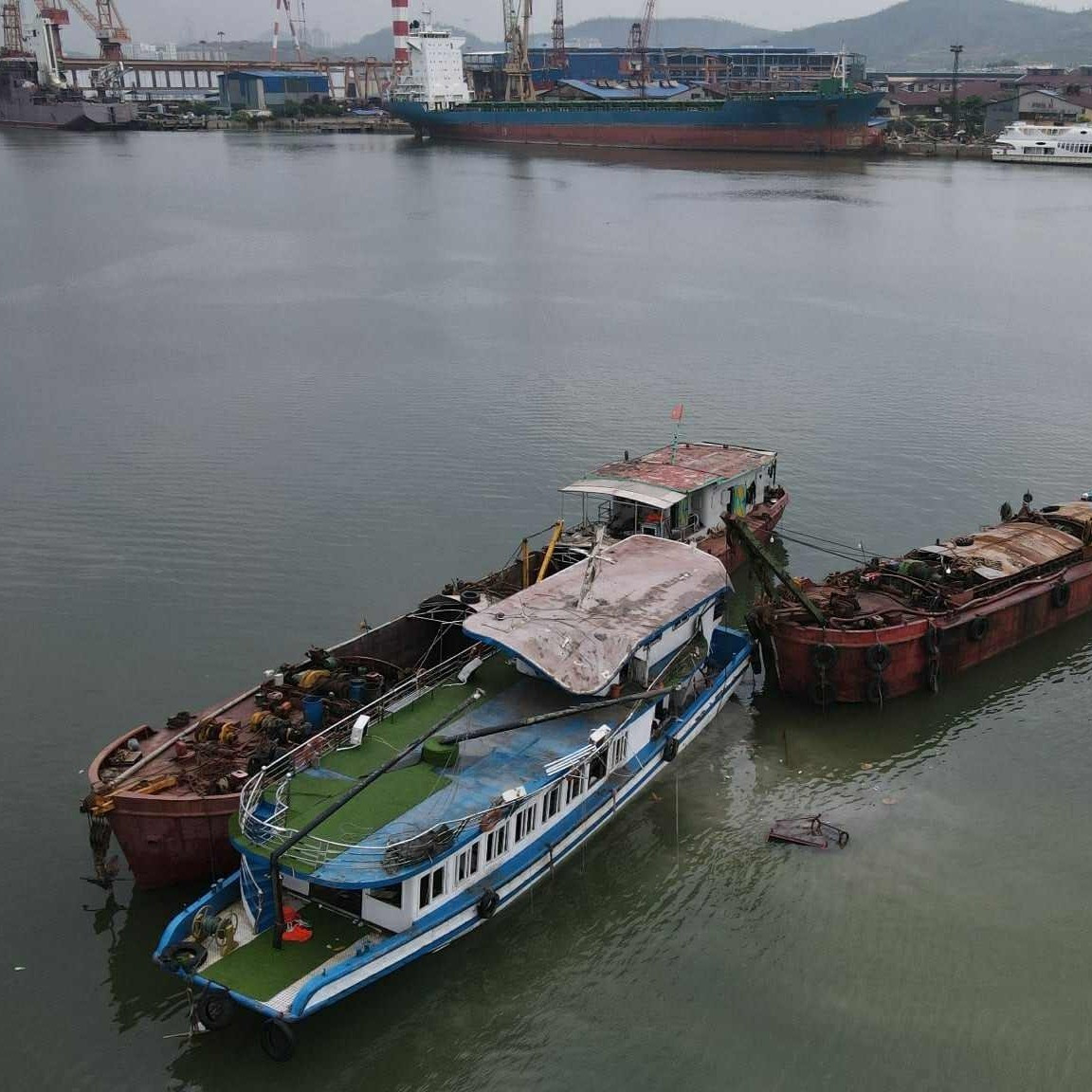 Tàu Vịnh Xanh sau khi được trục vớt về cảng. 1752989462549.jpg