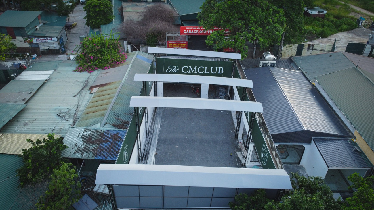 Qua kiểm tra xác định tại khu vực ngõ 324/2/15, đường Hữu Hưng - khu vực giáp hồ Cầu Cốc, phát hiện hai công trình xây dựng vi phạm. UBND phường Tây Mỗ đã ban hành Thông báo số 17/TB-UBND và 18/TB-UBND yêu cầu chủ đầu tư tự tháo dỡ toàn bộ công trình vi phạm, khôi phục lại nguyên trạng đất trước ngày 11/7/2025. Tuy nhiên đến nay, hai công trình vi phạm vẫn chưa được tháo dỡ. lanchiemho-04.jpg