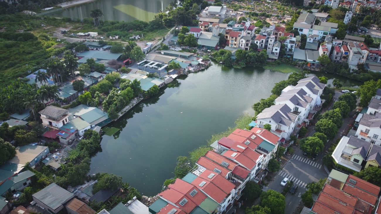 Hồ Cầu Cốc (phường Tây Mỗ, thành phố Hà Nội) có diện tích hơn 25.000 m2, chức năng chính là tiêu thoát nước và được UBND TP giao UBND phường Tây Mỗ có trách nhiệm quản lý. tp-lanchiemho-11.jpg