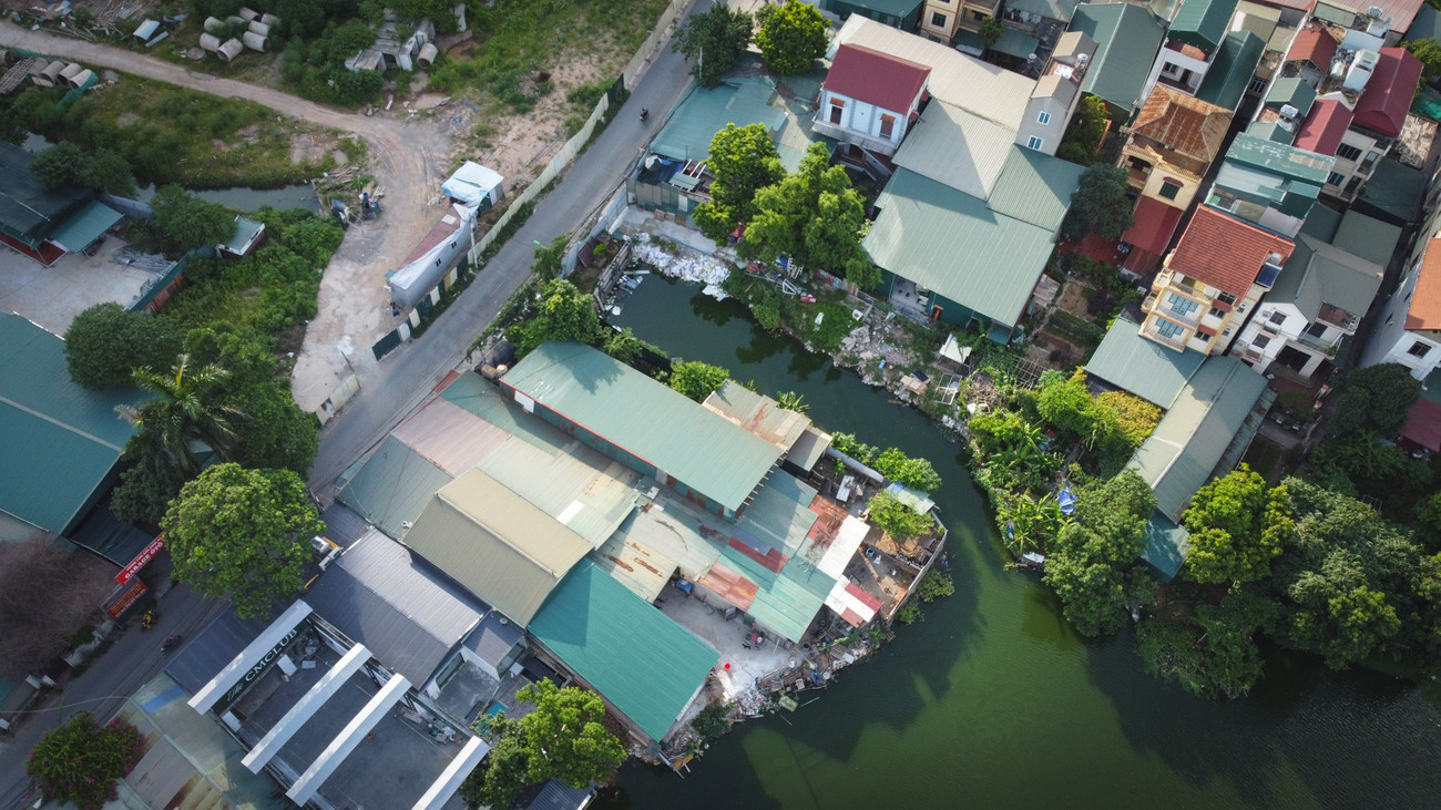 Về việc này, Phó Chủ tịch UBND TP Hà Nội Nguyễn Trọng Đông giao UBND phường Tây Mỗ chủ trì, phối hợp với các cơ quan, đơn vị liên quan kiểm tra, làm rõ thông tin báo chí phản ánh; xử lý nghiêm sai phạm (nếu có) theo quy định pháp luật; báo cáo UBND thành phố trước ngày 25/7/2025. lanchiemho-10.jpg