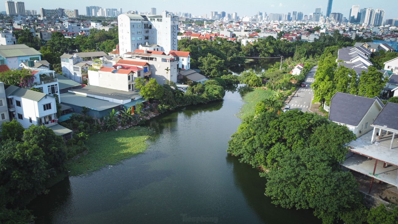 Liên quan đến phản ánh hồ Cầu Cốc có dấu hiệu bị lấn chiếm, lãnh đạo UBND phường Tây Mỗ đã chỉ đạo các đơn vị chuyên môn kiểm tra thực địa, xác minh thông tin. tp-lanchiemho-08.jpg