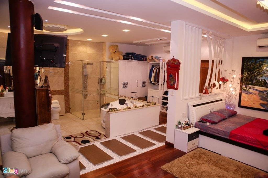 Biệt thự 3 tầng lầu của 'vua màn bạc' thập niên 90: Tọa lạc ở khu phố đắc địa, nội thất chuẩn 5 sao, sân vườn xanh mát- Ảnh 4. Biệt thự 3 tầng lầu của 'vua màn bạc' thập niên 90: Tọa lạc ở khu phố đắc địa, nội thất chuẩn 5 sao, sân vườn xanh mát- Ảnh 4.