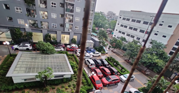 Sân chung cư, quảng trường thành bãi đỗ xe 'trú bão', chống ngập, tránh cây đè