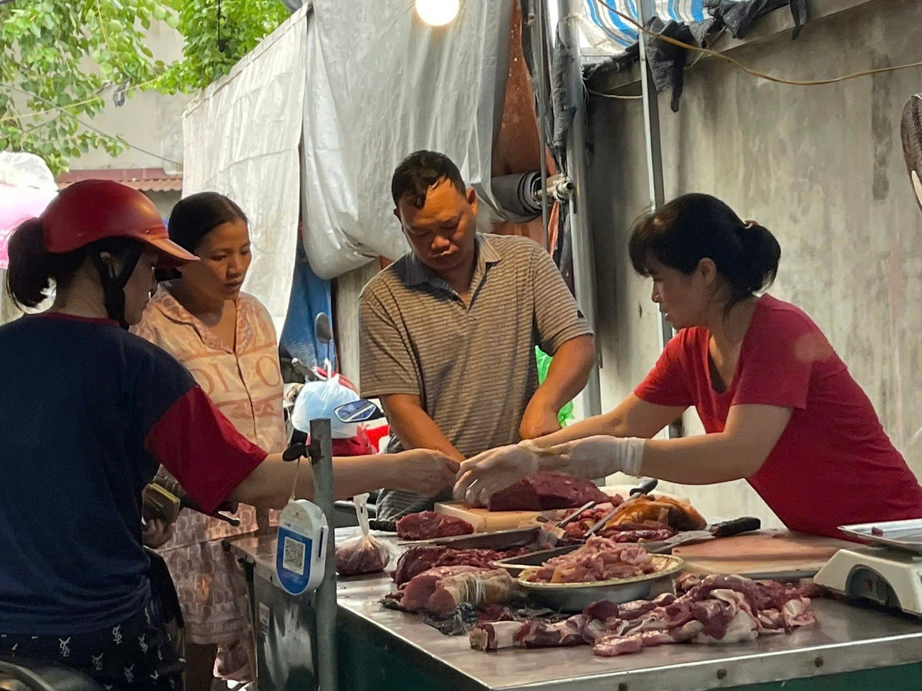 Người tranh thủ đi chợ sớm trong buổi sáng nay. z6829009794792-91ed7bb5433f1ea652d932ff6ec420f2.jpg