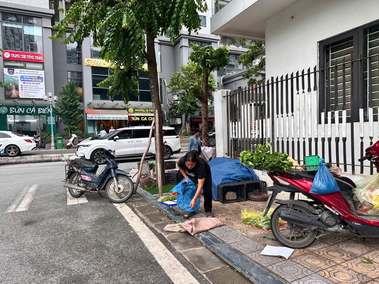 Tiểu thương sớm hết hàng, dọn dẹp ra về. df94225b2611af4ff600.jpg
