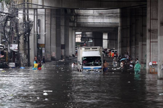 Ngập lụt ở tuyến đường Araneta thuộc TP Queron. (Ảnh: Philstar) screen-shot-2025-07-22-at-111526-am.png