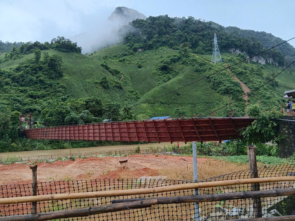 Lật cầu treo, ô tô lao thẳng xuống sông - ảnh 4