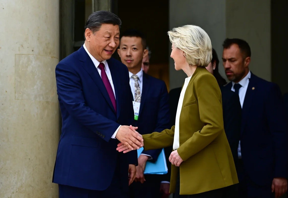 Chủ tịch Ủy ban châu Âu Ursula von der Leyen và nhà lãnh đạo Trung Quốc Tập Cận Bình sau cuộc họp ba bên có sự tham gia của Tổng thống Pháp Emmanuel Macron tại Paris, tháng 5/2024. (Ảnh:Christian Liewig/Corbis) 1.jpg