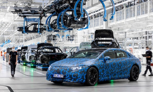 Doanh số sụt 52%, Mercedes tạm dừng sản xuất xe điện tại Mỹ