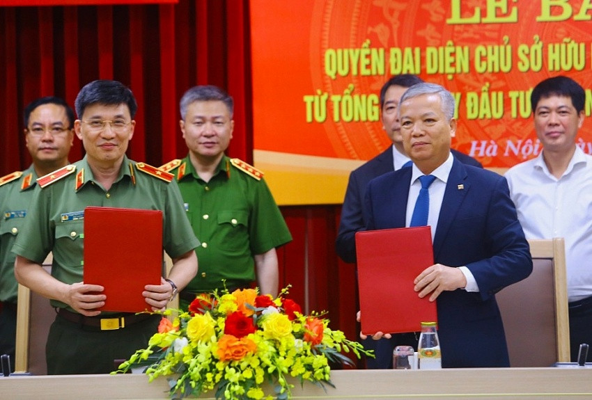 Bộ Công an tiếp quản phần vốn Nhà nước tại <a style='text-decoration: none;' href='/FPT'>FPT</a> Telecom (<a style='text-decoration: none;' href='/FOX'>FOX</a>), 3 lãnh đạo cấp cao đồng loạt xin từ nhiệm