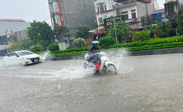 Mưa lớn tại Hưng Yên gây ngập nặng nhiều tuyến phố
