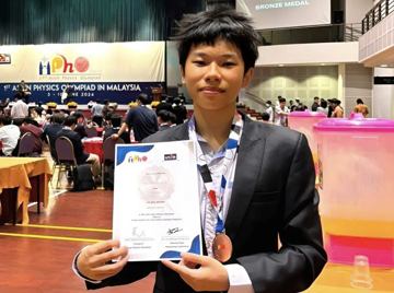 ‘Thần đồng’ duy nhất Việt Nam vừa giành HCV Olympic Vật lý 2025: Đam mê Toán từ nhỏ, lớp 9 ‘rẽ ngang’ vì 1 lý do