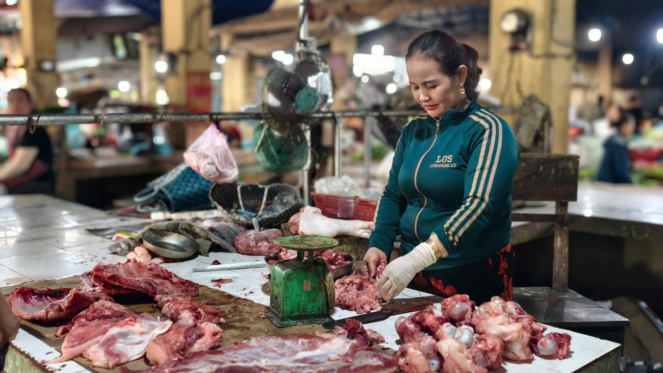 Bà Phạm Thị Lan Hương - tiểu thương bán thịt ở chợ Chùa (xã Nghĩa Hành) trước đây mỗi ngày bán hết 5-6 con lợn, nay chưa hết nổi một con. 952b5df3909919c74088.jpg