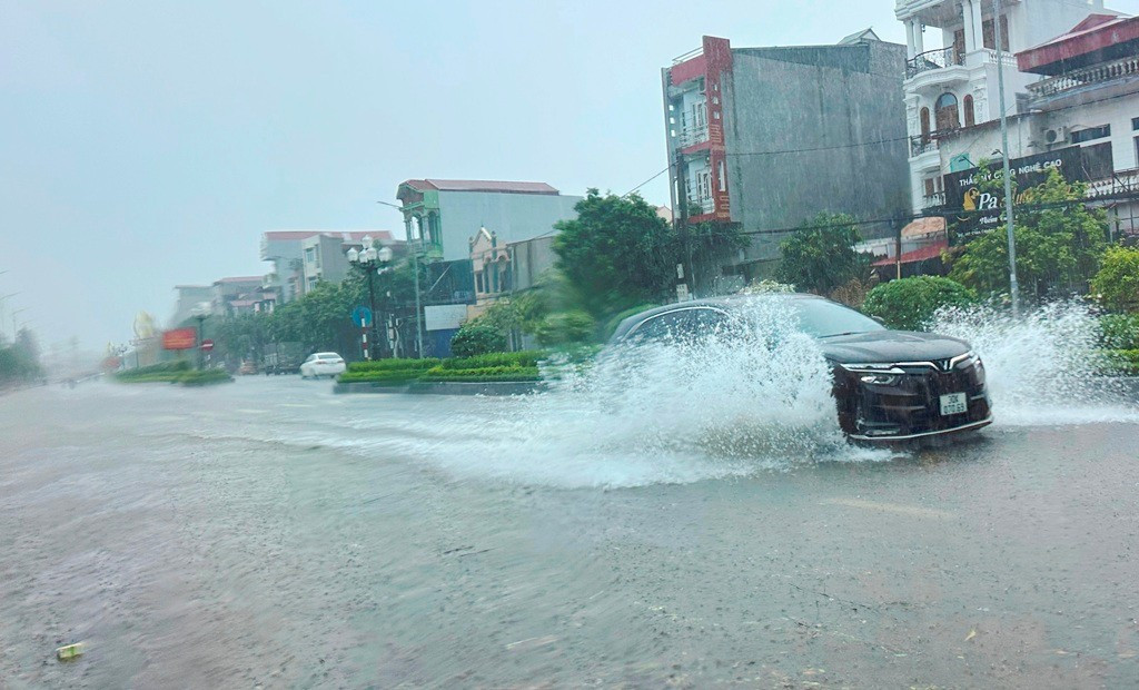 Trên trục đường lớn là Tô Hiệu - Chùa Chuông thời điểm từ 9 - 10h30 sáng nay nước ngập sâu như một con kênh trải dài. Đại diện Sở NN-MT Hưng Yên cho biết, trận mưa sáng nay tuy diễn ra trong thời gian ngắn nhưng lưu lượng mưa đạt trên dưới 50mm, cao gấp nhiều lần các trận mưa thông thường, dẫn đến hạ tầng tiêu thoát nước quá tải, gây ngập cục bộ trên một số tuyến phố. 7.jpg