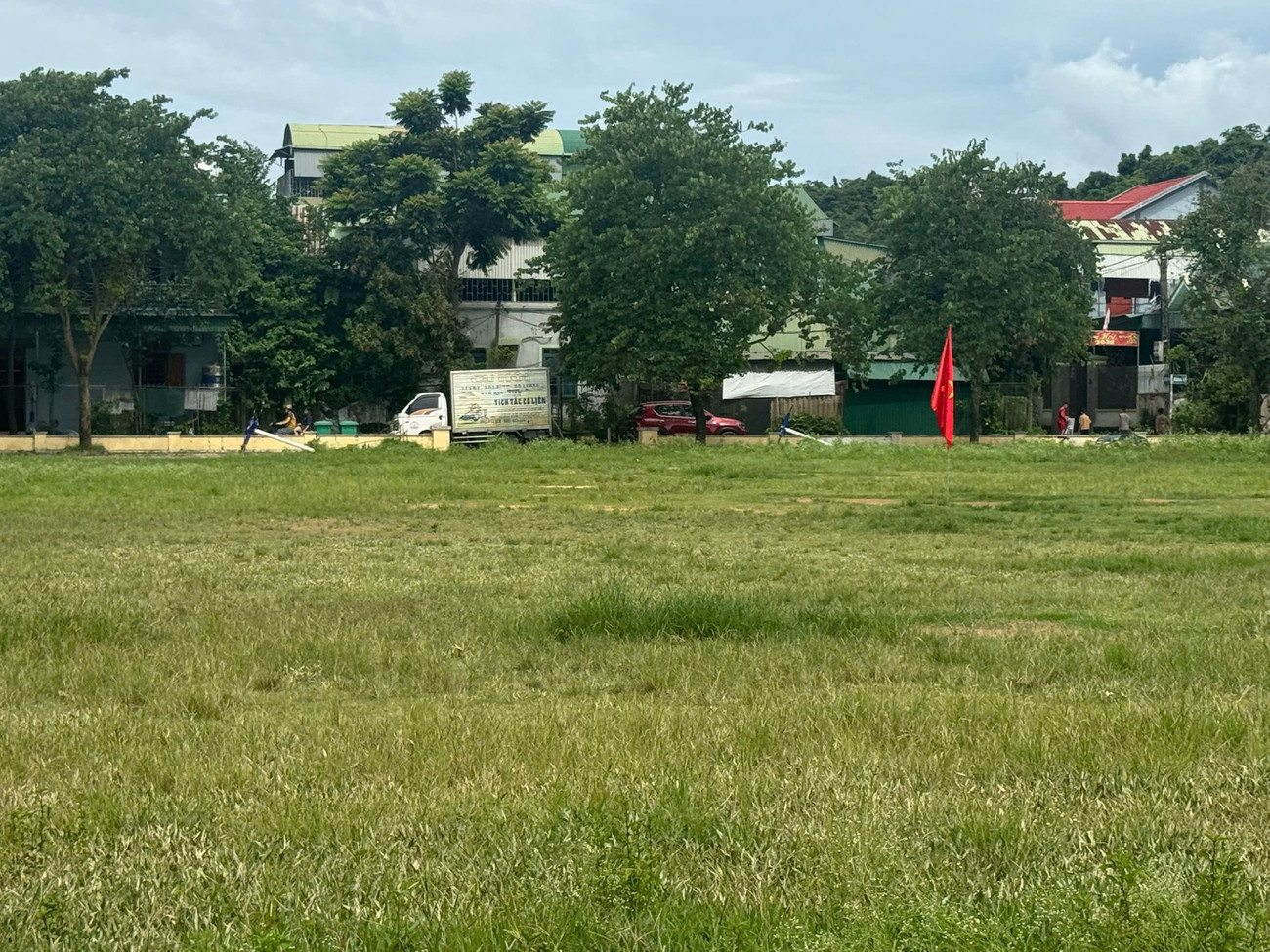 Sân vận động trung tâm xã Tương Dương nơi những chiếc máy bay trực thăng sẽ đáp xuống nhận hàng cứu trợ và bay vào tiếp tế cho các hộ dân đang bị cô lập. 951b406e3306ba58e317-1.jpg