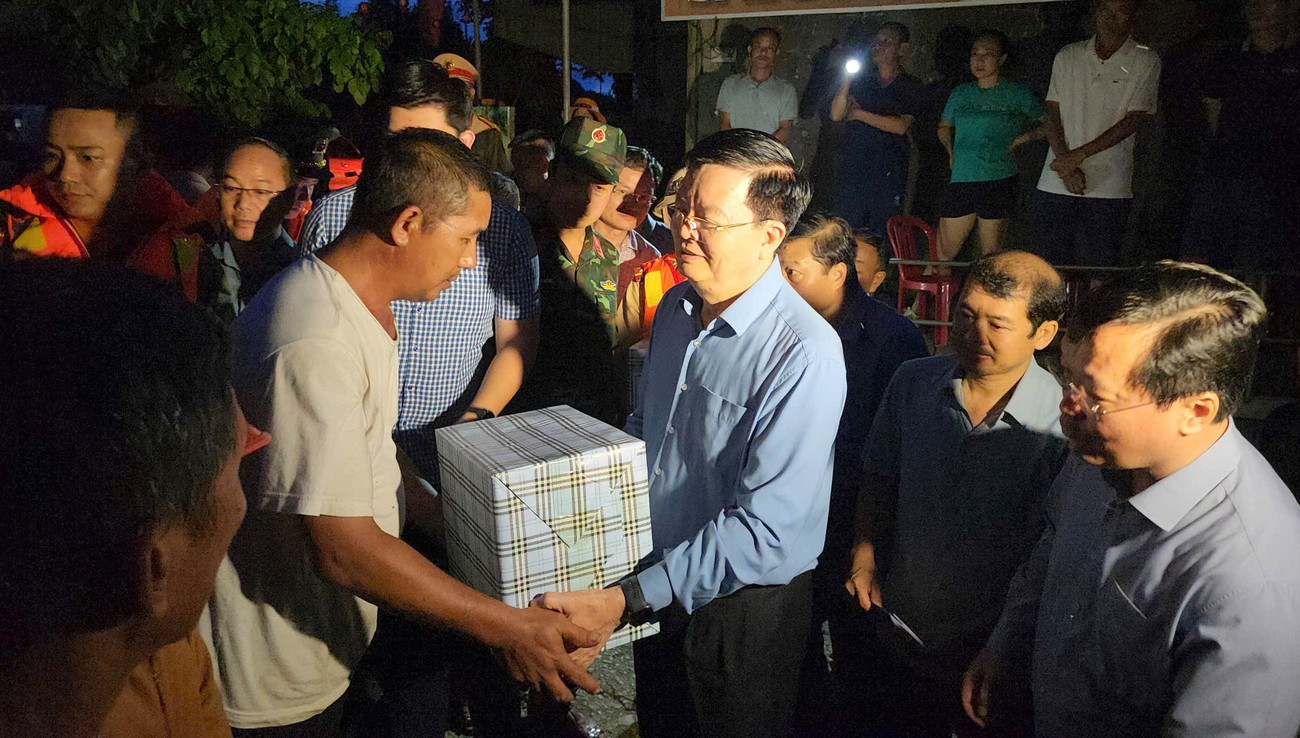 Phó Thủ tướng Chính phủ Mai Văn Chính tặng quà cho 3 hộ dân bị ngập nhà hoàn toàn ở thôn Liên Tân (xã Con Cuông). aa.jpg